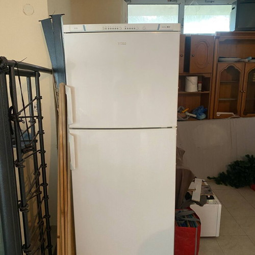 Pitsos refrigerator used with plastic freezer crack