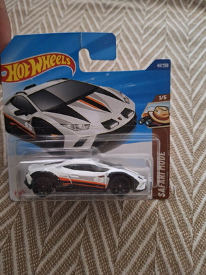 Lamborghini Huracan Sterrato Hotwheels new