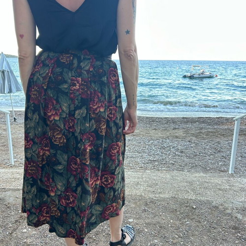 Vintage skirt like new with floral pattern, size M
