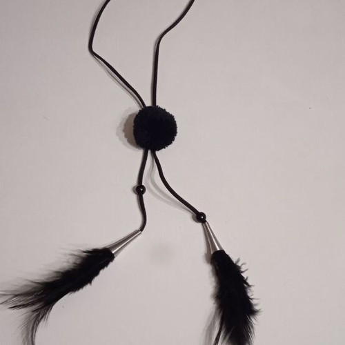 Necklace like new, black with thread and feathers