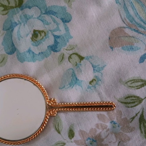 Doll mirror like new