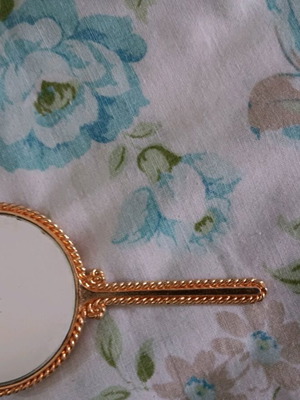 Doll mirror like new
