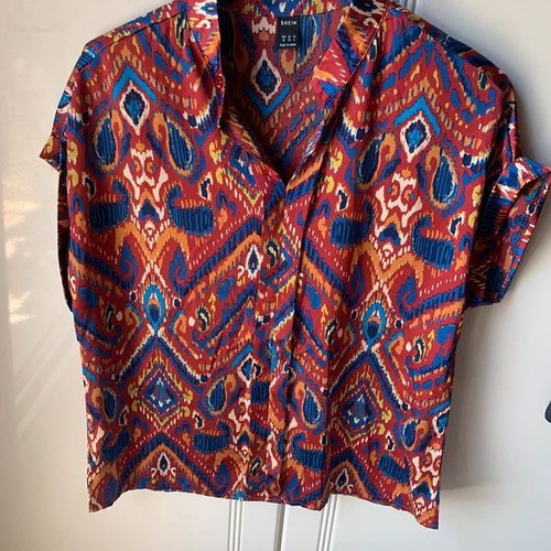 Set of two women's short-sleeve shirts size Medium like new