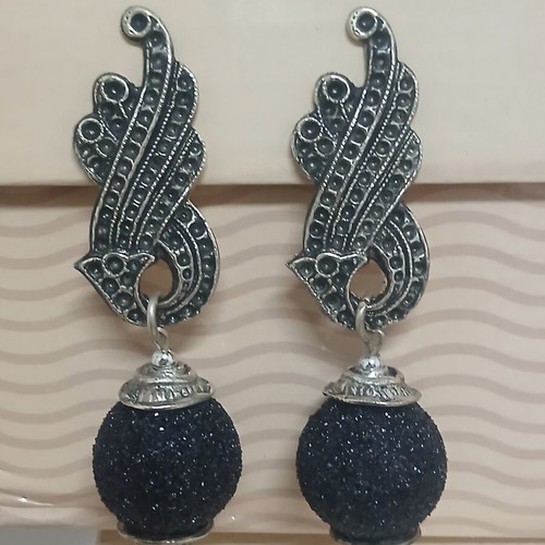 Dangling earrings with clips