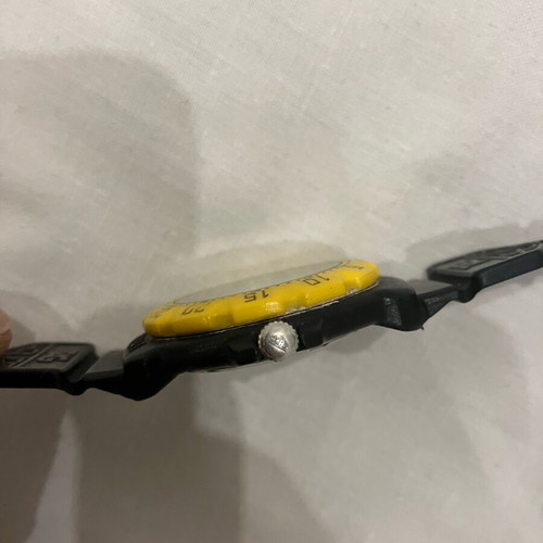 Tag Heuer F1 used watch in yellow and black with minor strap defect
