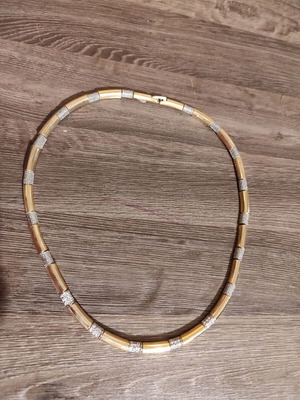 Necklace like new gold color in excellent condition unworn