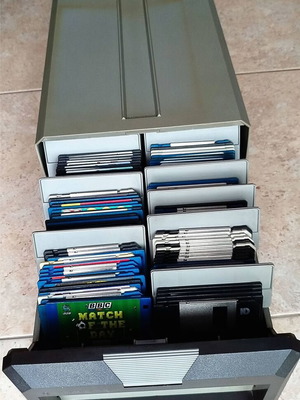 Floppy disks 3.5" set of 91 from 90s computer magazines like new with Media Box case