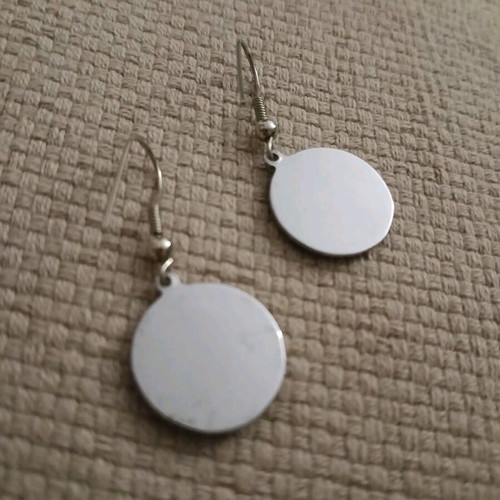 2 pairs of abalone stone effect steel earrings with matching vintage pendant