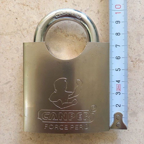 Canper heavy-duty horseshoe padlock with semi-closed shackle and four keys