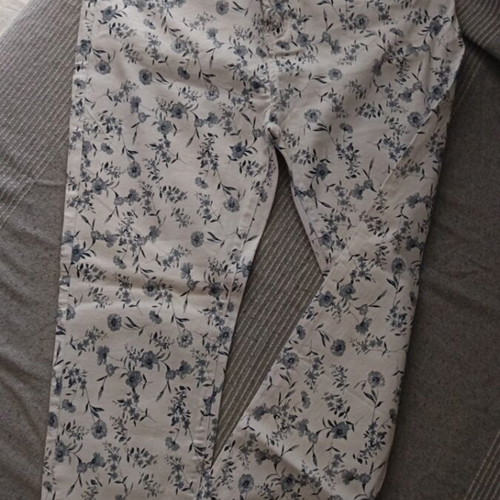 Elastic gabardine pants Medium like new with blue flowers