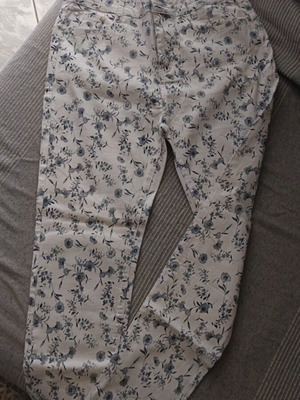 Elastic gabardine pants Medium like new with blue flowers
