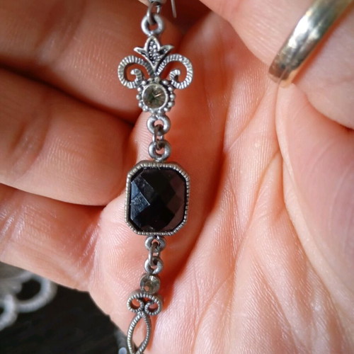 Dangling earrings like new with hematite stone