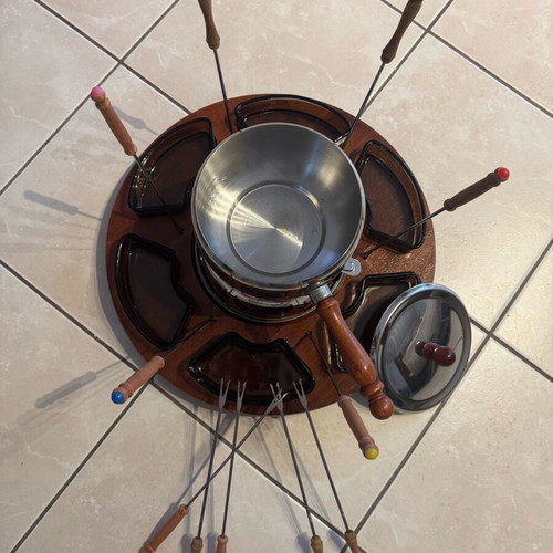 Fondue set like new with wooden base and 11 forks