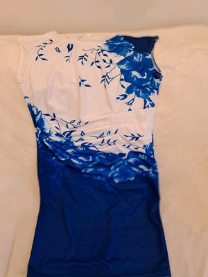 Dress tight above the knee like new, size M