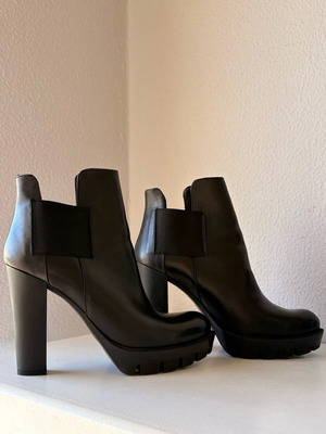 Lea Foscati women's black leather ankle boots new