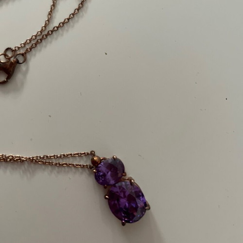 Women's necklace like new, purple