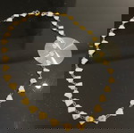  Κολιέ με σχέδια καρδούλες, απόχρωση κίτρινου χρώματος.