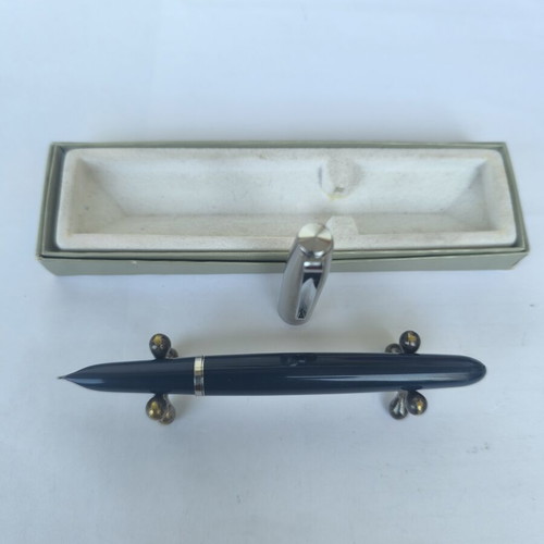 Parker 21 fountain pen made in USA, blue resin and stainless steel cap