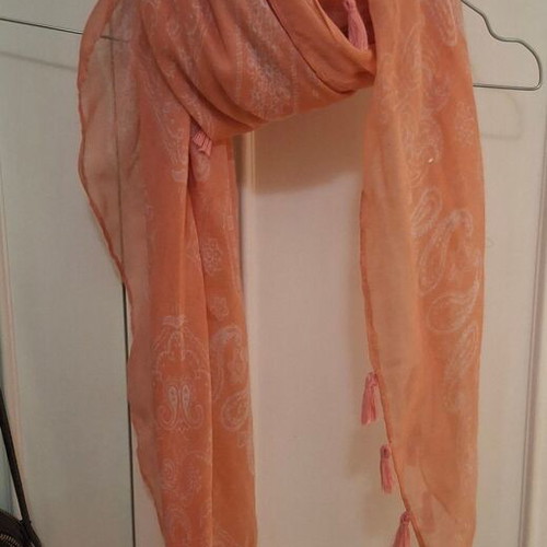 Scarf new with paisley white and pink