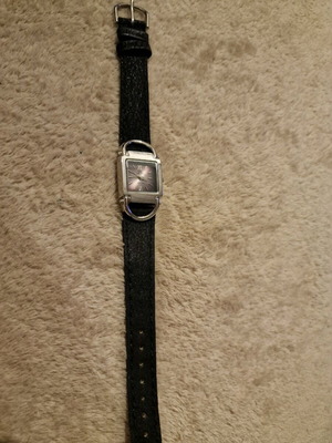 Donna Vivian wristwatch used with leather strap