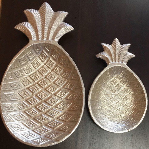 Pineapple-shaped table platters, new, large and small