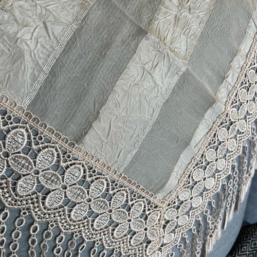 Set of table linens like new, 4 pieces beige with fringes