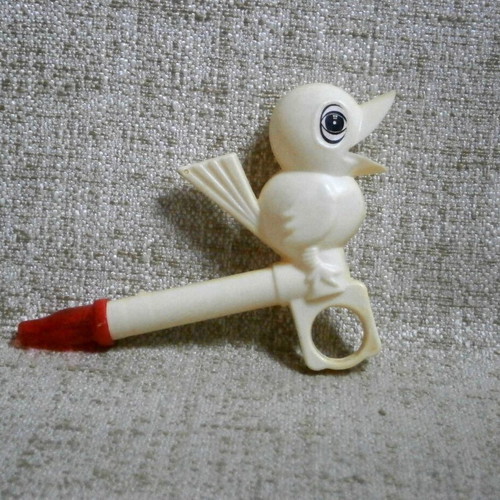 Singing bird whistles new, pack of 7 plastic vintage birds