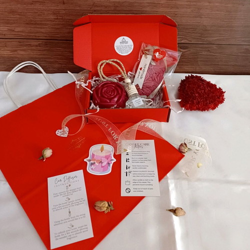 Gift Box Pink Rose Candle, Wardrobe Tablet & Car Diffuser