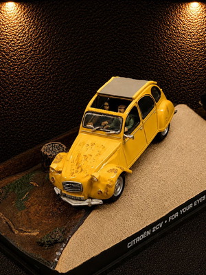 James Bond 007 Citroën 2CV 1:43 diecast model For Your Eyes Only like new