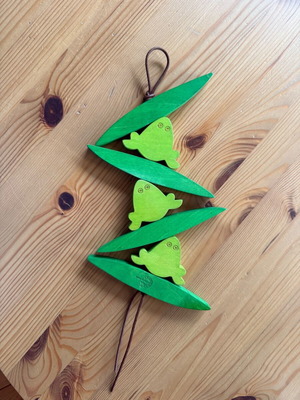 Wooden pot holder Frogs like new
