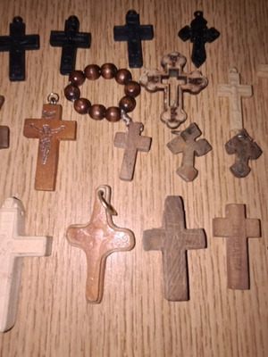 Cross pendants like new, pack of 42, wood, plastic, shell, beads