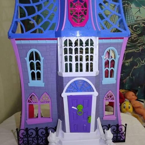 Vampirina Scare B&B Dollhouse used, missing pieces
