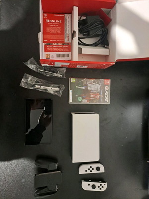 Nintendo Switch OLED употребяван, бял с FIFA 26 и аксесоари