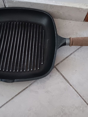 Square frying pan used with removable handle