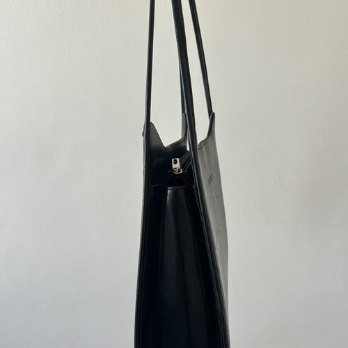 Black shoulder bag used with surface scratch