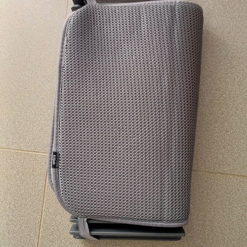 Umbra plate holder like new, gray portable with elastic band