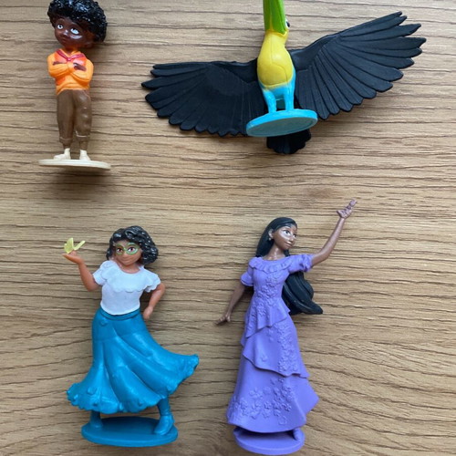 Disney Encanto Tattle Tales playset brand new with 4 figures and book