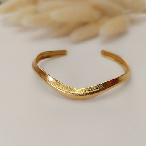 Steel bracelet new in matte gold color adjustable