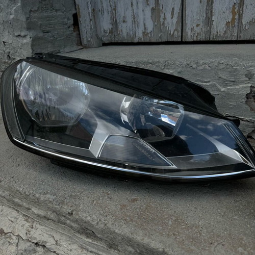 Golf 7 headlights used in very good condition without cracks