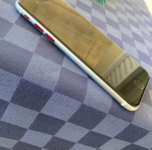 Iphone SE 2020 Бял с червени бутони