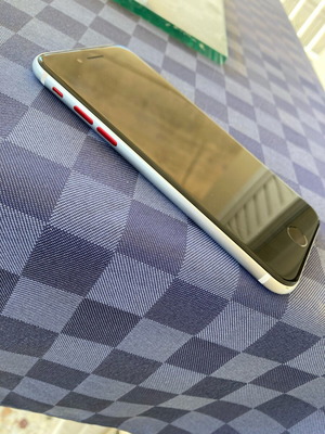 Iphone SE 2020 Бял с червени бутони
