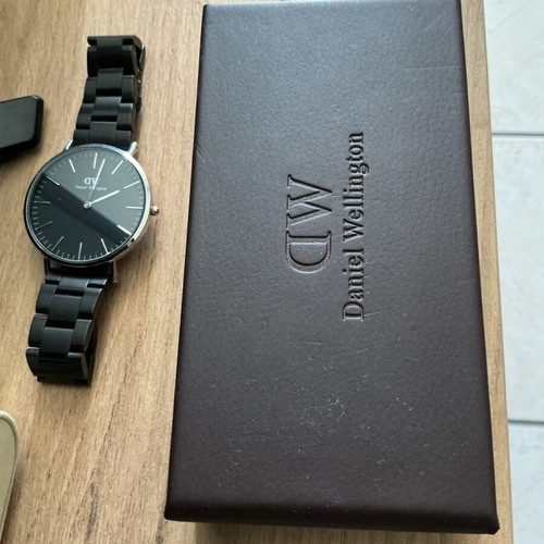 Daniel Wellington watch black like new with box and receipt