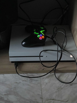 XBOX ONE S WHITE 500GB + CONTROLLER + 5(+) GAMES