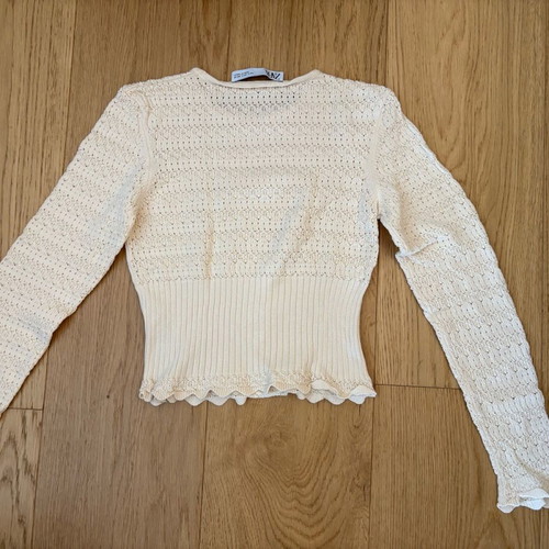 Knitted Zara blouse size small like new, beige