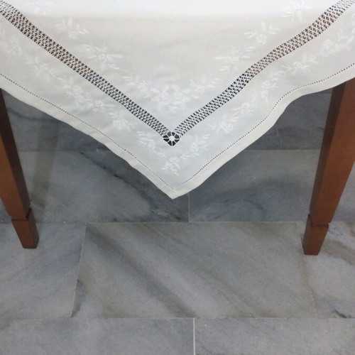 Tablecloth set with 12 beige embroidered napkins like new