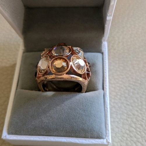 Gold cocktail ring like new with white stones made of steel