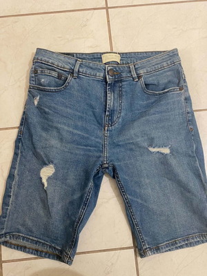 Pull & Bear men's denim bermuda shorts like new, size 32, blue