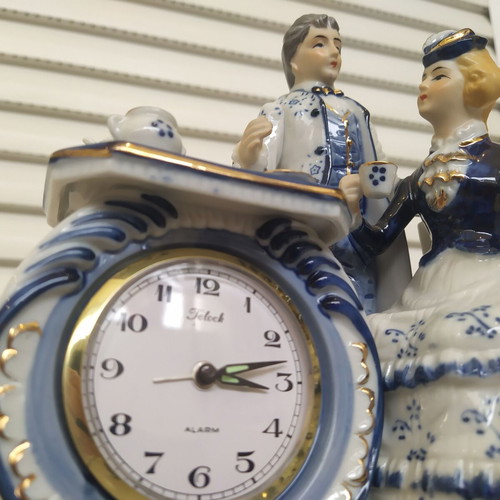 Vintage table clock with couple collectible decorative figurine like new