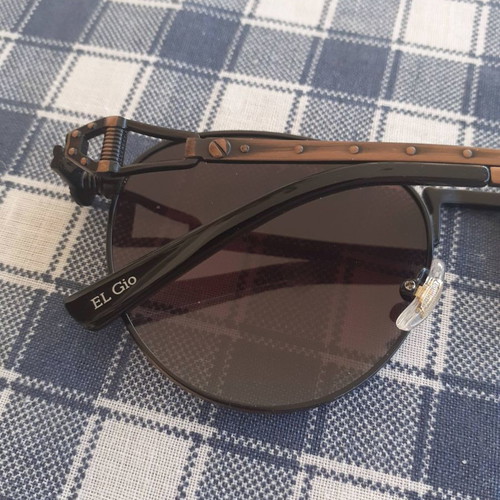Sunglasses used in brown shade with side design