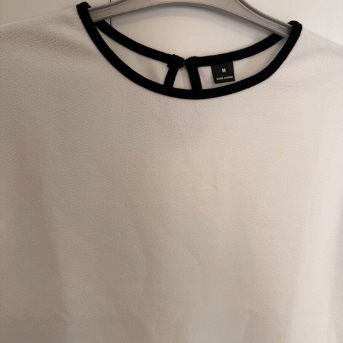 Basic black and white t-shirt new, size medium